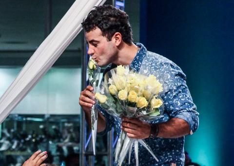   Anderson Di Rizzi faz sucesso entre a mulherada em desfile